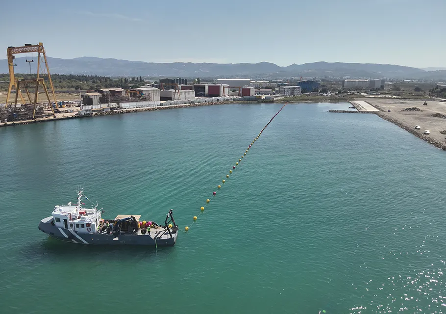 Storm Knight kablo gemisi açık denizde